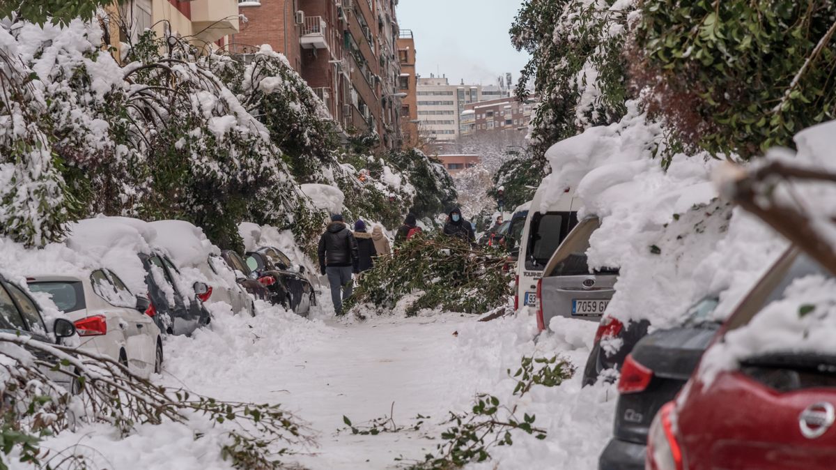 Chopte se lopaty a odhazujte! Tak vypadá Madrid zasypaný sněhem